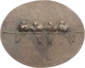 Dobberkau, Heide *1929 Einseitige Bronzegußmedaille o.J. Schwalbennachwuchs. Vier Schwalben auf einem gespannten Seil. 74,9 x 92,6 mm, 168,77 g Kunstm...