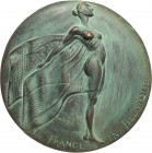 Salagnac, Nicolas Einseitige Bronzegußmedaille 2015. La France en Belgique. Junge Frauengestalt nach rechts stehend. 148 mm, 1165,94 g. Grün patiniert...