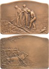 Jugendstil
 Bronzeplakette o.J. (Lucien Coudray) Ackerbau. Drei junge Männer beim Umgraben eines Feldes / Landwirtschaftliche Geräte vor einer Steinm...
