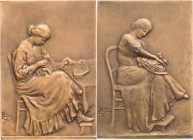 Jugendstil
 Bronzeplakette o.J. (1907) (Raoul Lamourdedieu) Die Nadel. Am Tisch sitzende Frau beim Nähen / Sitzende Frau beim Nähen. Randpunze: (Füll...