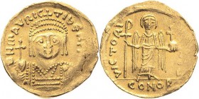 Mauricius Tiberius 582-602 Solidus 583/602, Constantinopel Brustbild mit Helm und Kreuzglobus von vorn, DN mAURIC TIb PP AVG / Victoria steht mit Stau...