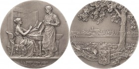 Frankreich-Medaillen und Marken
 Silbermedaille o.J. (A. Patey) Caisse d'Epargne. Am Tisch sitzende Frau mit Buch, vor ihr Handwerker / Stadtansicht....