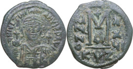 Justinian I (527-565). AE Follis, Cyzicus mint, dated RY 26 (552-553). Obv. Helmeted and cuirassed bust facing, holding globus cruciger and shield; to...