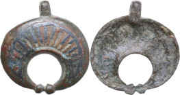 EARLY ISLAMIC PENDANT Arab world, c. 8th - 14th century AD. Bronze pendant in the shape of a crescent with engraved details. Dimensions: 29 x 27.5 mm.
