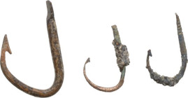 THREE FISHING HOOKS Ancient world. c. 1st century - 15th century AD. Lot of three bronze fishing hooks. Dimensions: from 15 to 12 mm. Minor missings.