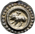 St. Gallen, Münzstätte der Abtei. Ulrich VI. 1204-1220 
Brakteat 1210-1230. Nach links schreitender Bär, darüber ein Kreuz. Klein/Ulmer (CC) 68, Cahn...