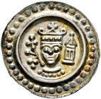 Ulm, königliche Münzstätte. Friedrich II. 1215-1250 
Brakteat 1220-1250. Gekröntes Brustbild mit geperltem Halsabschnitt zwischen einem Blütenzweig u...