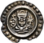 Ulm, königliche Münzstätte. Friedrich II. 1215-1250 
Brakteat um 1235/1240. Gekröntes Brustbild; über der rechten Schulter ein gebogener Blütenzweig ...