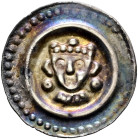 Ulm, königliche Münzstätte. Friedrich II. 1215-1250 
Brakteat 1265-1270. Gekröntes Brustbild mit seitlichen Haarlocken zwischen zwei kleineren Ringel...