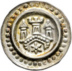 Ravensburg, königliche Münzstätte. 
Brakteat um 1275. Dreitürmiges Torgebäude mit einem breiten geperlten Giebeltor, worauf sich drei Türme erheben. ...