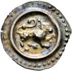 Überlingen, königliche Münzstätte. 
Brakteat nach 1295. Nach rechts schreitender gekrönter Löwe mit erhobenem und zurückgeschlagenem Schweif, der in ...