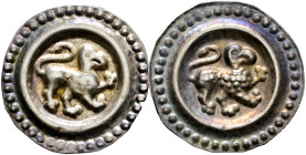 Memmingen, königliche Münzstätte. 
Lot (2 Stücke): Brakteat 1260-1270. Nach rechts schreitender Löwe mit Adlerkopf und langem Schweif. Zwei leichte S...
