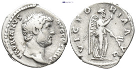 Hadrian. Denarius. (17mm, 2.85 g) 134-138 d.C. Rome. Anv.: HADRIANVS AVG COS III P P, Bare head right with slight draped on left shoulder. Rev.: VICTO...