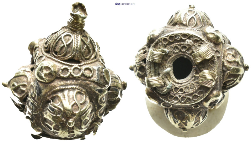 Silver (gold?) pendant with elaborate filigree decoration. (19mm, 4.9 g)