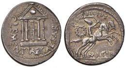 Giulio Cesare - Denario (44 a.C., con Sepullius Macer) Desultor al galoppo a d. - R/ Tempio - Cr. 480/21 AG (g 4,00) RR Bella patina e buon esemplare ...