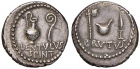 Q. Caepio Brutus - Denario (43-42 a.C., zecca itinerante in Oriente, con P. Cornelius Lentulus Spinther) Strumenti sacrificali, sotto, BRVTVS - R/ Str...