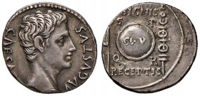 Augusto (27 a.C.-14 d.C.) Denario (Colonia Patricia, circa 19 a.C.) Testa a d. - R/ SIGNIS RECEPTIS, scudo iscritto con CL V tra due insegne - RIC 86a...