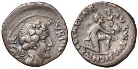 Augusto (27 a.C.-14 d.C.) Denario (circa 19-18 a.C.) Testa di Libero a d. - R/ Prigioniero genuflesso a d. - RIC 287 AG (g 3,29)

BB