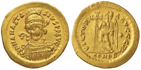 OSTROGOTI Monetazione a nome di Anastasio - Solido (Ravenna) - Busto elmato di fronte - R/ La Vittoria stante a s., alla fine della leggenda, il monog...
