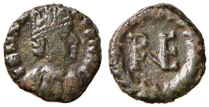 OSTROGOTI Teodorico (493-526) 10 Nummi - Busto di Ravenna a d. - R/ Monogramma i...