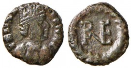 OSTROGOTI Teodorico (493-526) 10 Nummi - Busto di Ravenna a d. - R/ Monogramma in corona - MEC 145 AE (g 2,28)

BB