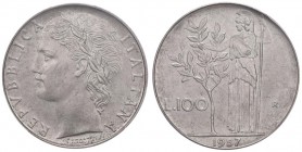REPUBBLICA ITALIANA 100 Lire 1957 - AC In slab PCGS MS66. Conservazione eccezionale 

FDC