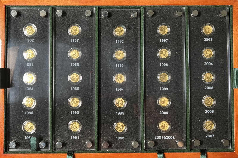 Set zu 25 x 15 Yuan Gold, 1982-2007, 25 Jahre Goldpanda. Mit Zertifikat in massi...