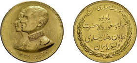 Mohammed Riza Pahlevi, Goldmedaille (35,68g, ca. 37mm), 1339 SH (1960), unsigniert, auf seine Geburtstag. Die Brustbilder Riza Pahlevi und Farah Diba ...
