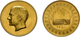 Mohammed Riza Pahlevi, Goldmedaille (38,17, ca. 37mm), 1350 SH (1971), unsigniert, auf die 2500-Jahrfeier des Persischen Reichs. Av: Kopf Riza Pahlevi...