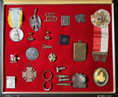 MEDAILLEN, Lot von ca. 40 österreichischen Medaillen, Orden und Abzeichen aus der Zeit des 1. WK. Darunter auch andere Objekte. Erhaltung unterschiedl...