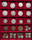 RUSSLAND, Sammlung von Bronze, Silber und Goldmünzen aus dem Zeitraum 18./20. Jh. Dabei u.a: Rubel 1725 Peter I., Rubel 1732 Anna (Hsp.), Rubel 1913 N...