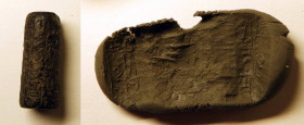 Perle cylindre sigillaire représentant une scène cultuelles à restes d’inscriptions 
Pierre noire
Premiers millénaires av JC
Usures.

Expert : Hervé N...