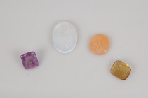 Ensemble des quatre intailles, un modèle avec légende Dinna Forget entourant un chardon, une boussole accostée de la légende Agité mais Constant (un é...