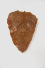 PREHISTOIRE
Biface triangulaire en silex 
Saint Sauveur 
Hauteur : 13 cm

Provenance : collection Jean Bargues, Salviac.

Expert : Hervé Naudy