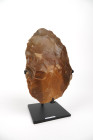 PREHISTOIRE
Biface acheuléen (St Acheul Somme)
Soclé 
Hauteur : 21,5 cm 

Provenance : collection Jean Bargues, Salviac.

Expert : Hervé Naudy