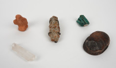 PREHISTOIRE
Ensemble de divers éléments comprenant statuette, amulettes, etc 
Quartz, pierre et terre cuite
Styles antiques divers

Expert : Hervé Nau...