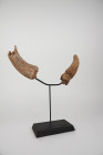 HISTOIRE NATURELLE 
Deux cornes 
Probablement d’Auroch, 10000 ans environ
Hauteur totale avec socle : 40 cm environ

Expert : Hervé Naudy