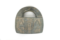 Grand poids à anse en chlorite représentation des vagues stylisées et une porte de temple 
IIIe millénaire av JC 
Hauteur : 20 cm
Largeur : 3,5 cm

Ex...
