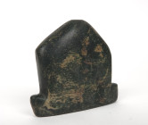 AMERIQUES
Hache votive en jadéite 
Culture Valdivia, vers le IV millénaire av JC 
Première culture sédentaire américaine 
Hauteur : 9 cm 

Provenance ...