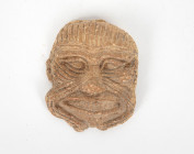 Visage votif du génie Humbaba 
Orient 
Premiers millénaires avant JC.
Largeur : 7 cm

Expert : Hervé Naudy