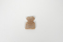 Petite idole Tell Brak en pierre blanche sculptée 
vers le milieu du IVè millénaire av JC 
Largeur : 2,7cm 
Hauteur : 3,5 cm

Expert : Hervé Naudy