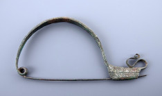 Fibule de très grande taille à ressort et arc semi circulaire à décor d’ocelles sur le porte ardillon qui se termine par un enroulement
Bronze
Petite ...