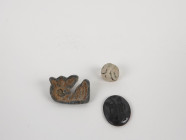 Ensemble de trois éléments comprenant un sceau cachet à décor de bouquetin, devant une branche d’olivier, un cachet en pierre à motif de tête de cheva...