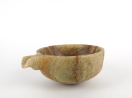 Grande coupe à libation se terminant par un canal évasé
Pierre veinée de couleur verte et veines brunes
18 cm

Proche Orient : Premiers millénaires av...