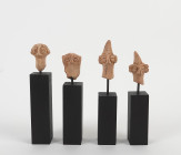 Ensemble de quatre têtes d’idoles au nez pincé, soclées
Terre cuite
4,5 à 5,5 cm

Période Syro-hittite, II ème millénaire avant J.-C.

Expert : Floria...
