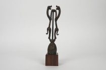 Rare passe-guide de char de combat aux félins affrontés
Bronze 
Louristan, vers VIIe siècle av. JC
Usures.

Expert : Hervé Naudy