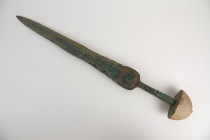 Grande épée à nervure centrale à double filet
Pommeau postérieur
Bronze
53,5 cm

Luristan Début du Ier millénaire avant J.-C.

Provenance : Vente Apol...