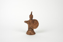 Statuettte en terre peu cuite blanche représentant un guerrier au bouclier casqué et à bec d'oiseau.
Restes de concrétions
Probablement Art mycénien a...