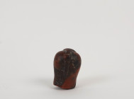 Poids en forme de canard, la tête retournée vers le corps
Pierre rouge
6,3 cm

Période médio-élamite par comparaison II-I er millénaires avant J.-C.

...