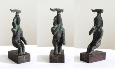 Statuette d’Harpocrate. 
Le jeune dieu coiffé d’un némès est assis et porte l’index à la bouche en un geste enfantin. 
Hauteur totale avec socle env. ...